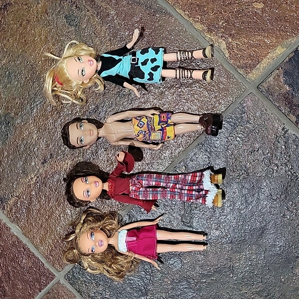 Vintage Bratz with clothes bundle